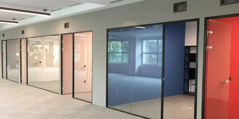 colorful-glass-office-partitions خرید پارتیشن اداری نیم قد